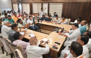 *शेतकऱ्यांची सुपीक जमीन उद्योगांच्या घशात घालू देणार नाही,*