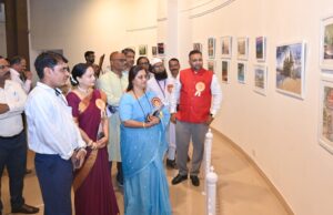 *नेहरू सेंटर आर्ट गॅलरीत अवतरला वाईतील कृष्णा काठ अन् डोंगररांगा!*