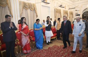 *व्हिएतनाम राष्ट्राध्यक्षांचे राज्यपाल, मुख्यमंत्र्यांकडून स्वागत;
