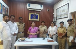 *कल्याण रेल्वे अत्याचार प्रकरण : मोडकळीस आलेल्या रेल्वे इमारती तातडीने पाडा; आरोपीला फाशी मिळवून देण्यासाठी डॉ. नीलम गोऱ्हे यांचा पाठपुरावा*
