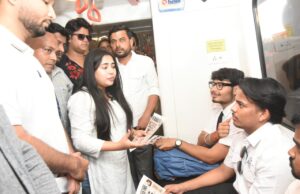 *नीट पेपरफुटी प्रकरणी मुंबई युवक काँग्रेसची मुंबई मेट्रोमध्ये प्रवाशांशी संवाद साधत जनजागृती मोहीम*