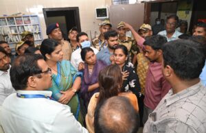 *बेस्ट बस अपघातातील जखमी ऋषभ गुप्ता यांच्या प्रकृतीची महापौर रितू तावडे, बेस्ट समितीच्या अध्यक्ष तृष्णा विश्वासराव यांनी शीव रुग्णालयात जाऊन केली विचारपूस*
