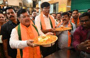 *पंतप्रधान नरेंद्र मोदींच्या दीर्घायुष्यासाठी* *श्री पुष्टीपती गणेश मंदिरात महाआरती*