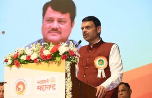 *सहकारात उल्लेखनीय कार्य करणाऱ्यांचा* *मुख्यमंत्री देवेंद्र फडणवीसांच्या हस्ते गौरव*