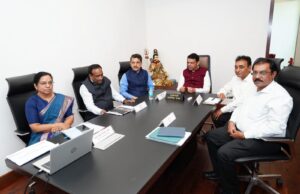 सातत्याने विविध विद्यार्थी संघटनांकडून होत असलेल्या मागणीच्या अनुषंगाने मुख्यमंत्री देवेंद्र फडणवीस यांनी महाराष्ट्र लोकसेवा आयोगाचे अध्यक्ष विवेक भीमनवार तसेच राज्याचे मुख्य सचिव, सामान्य प्रशासन विभागाचे वरिष्ठ अधिकारी यांच्यासमवेत एक बैठक मुंबई येथे घेतली