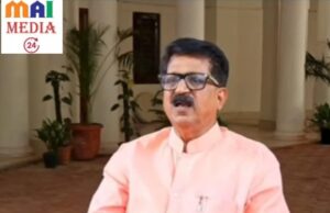 ठाकरेंच्या शिवसेनेतून फुटलेल्या ६ खासदारांच्या प्रकरणात मोठा ट्विस्ट लोकसभा अध्यक्ष ओम बिर्ला यांनी या ६ जणांच्या शिंदे शिवसेनेतील संलग्नतेला मान्यता दिली पण विलिनीकरणाला नाही