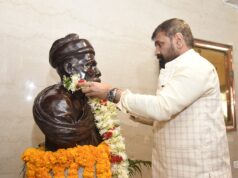 लोकमान्य बाळ गंगाधर टिळक यांच्या पुण्यतिथीनिमित्त विधान भवनात आदरांजली