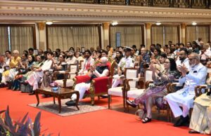 *लोकभवनात जन्माष्टमी निमित्त भजन संध्या; अनुप जलोटांच्या भजनांनी दरबार हॉल मंत्रमुग्ध*