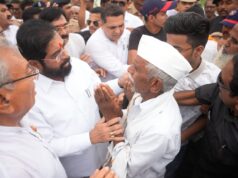 *उपमुख्यमंत्री एकनाथ शिंदे शेतकऱ्यांच्या बांधावर*