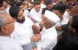 *उपमुख्यमंत्री एकनाथ शिंदे शेतकऱ्यांच्या बांधावर*