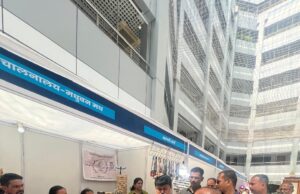 *मंत्रालयात खादी ग्रामोद्योग प्रदर्शनाला उत्स्फूर्त प्रतिसाद; उद्योगमंत्री उदय सामंत यांनी घेतला आढावा*