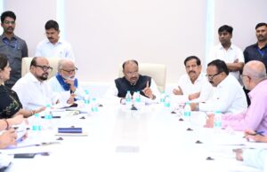 *ओबीसींच्या सर्वांगीण विकासासाठी एक रुपयात जागा* *उपसमितीच्या बैठकीत चंद्रशेखर बावनकुळेंचे निर्देश* *इतर समाजाप्रमाणे सर्व सुविधा देण्याच्या सुचना*