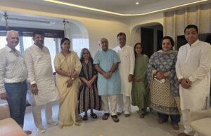 *१८० विमान प्रवाशांचे प्राण वाचवणारे शूर वैमानिक स्मित मच्छार यांच्या कुटुंबियांच्या निवासस्थानी मुंबईच्या महापौर रितू तावडे यांनी दिली सदिच्छा भेट*